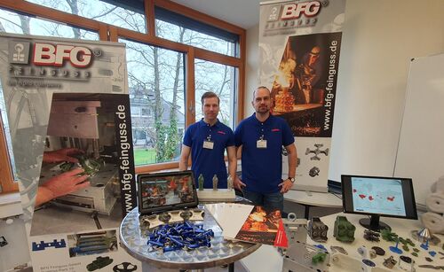 Zwei Mitarbeiter stellen die BFG Feinguss GmbH in der Technikerschule vor