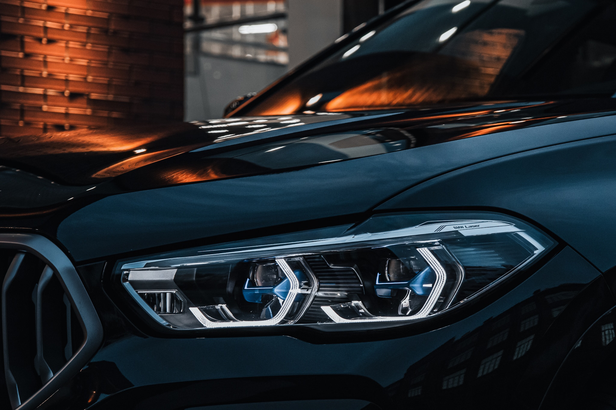 eine Frontalansicht des linken Frontscheinwerfers eines schwarzen Autos