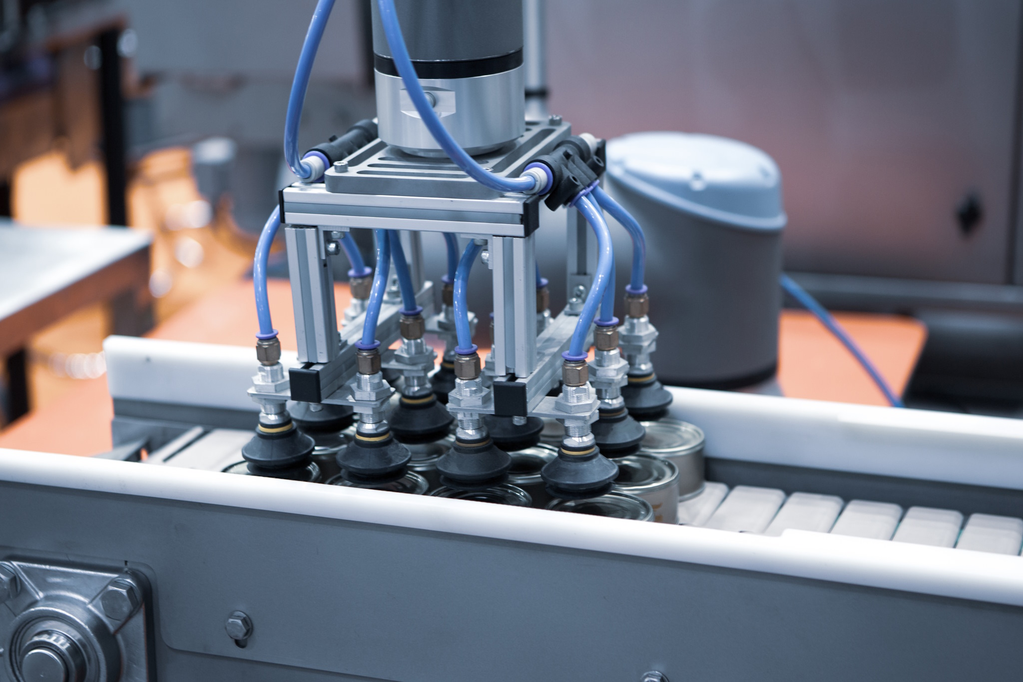 Ein Fließband auf dem Dosen von einer Automatik verschlossen werden